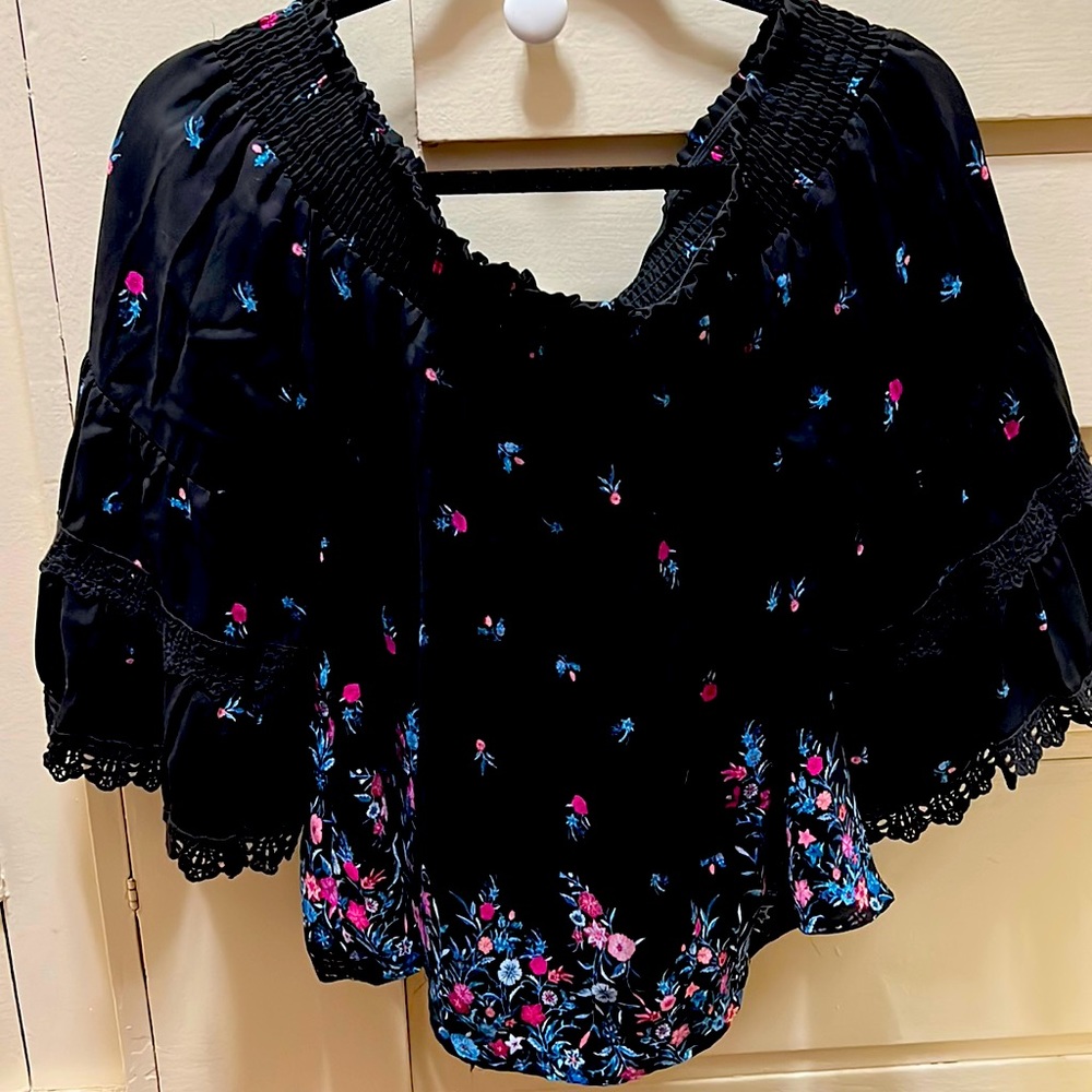 Off the shoulders or on shoulders blouse